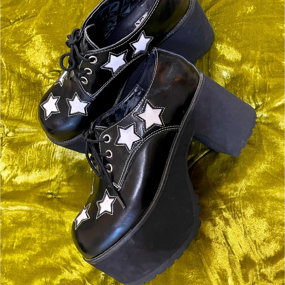 Vintage rad rocker platform star lace up shoes tuk worn but in good shape